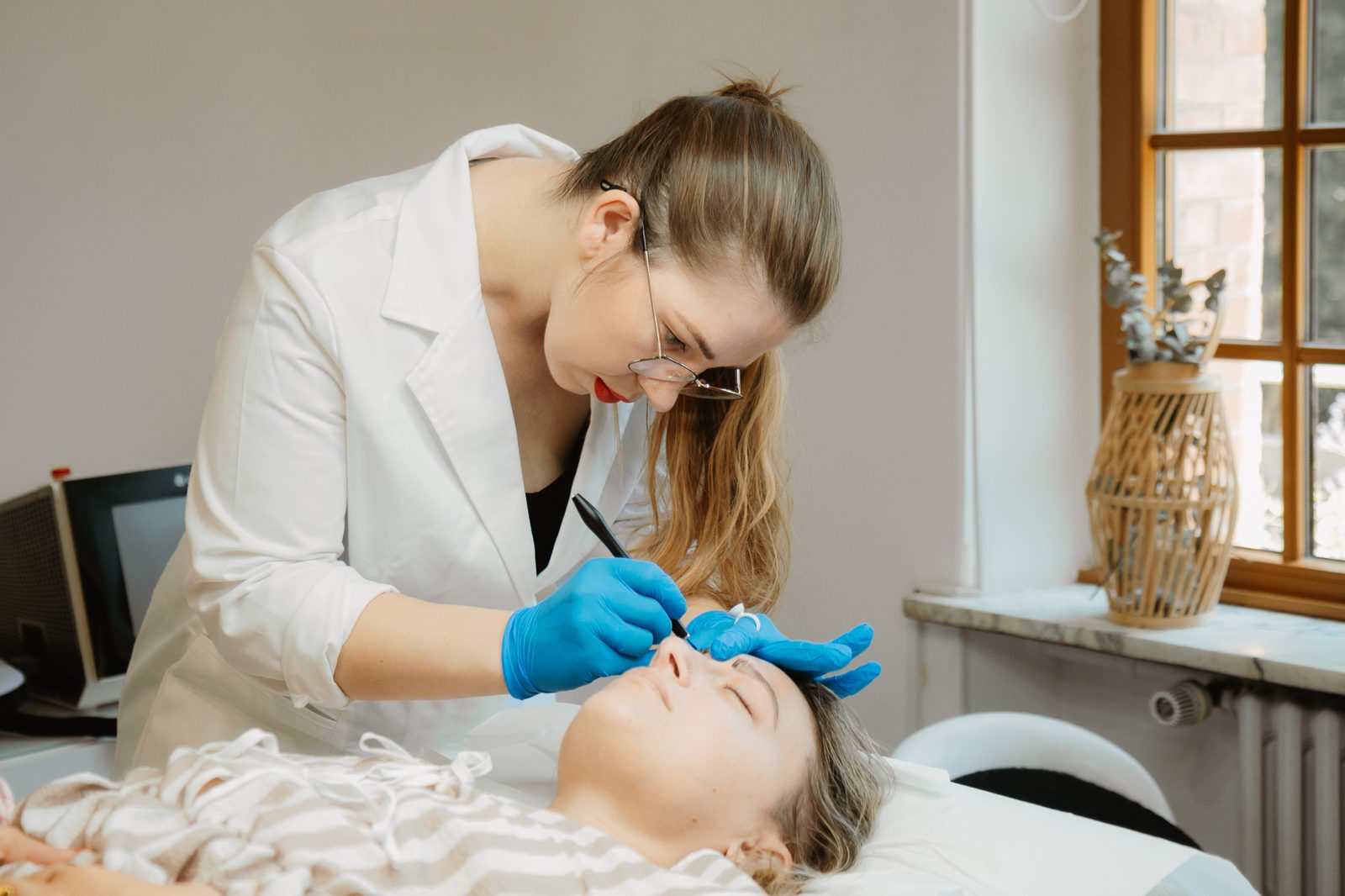 Anna Cherkasova realizando microblading de cejas pelo a pelo en León