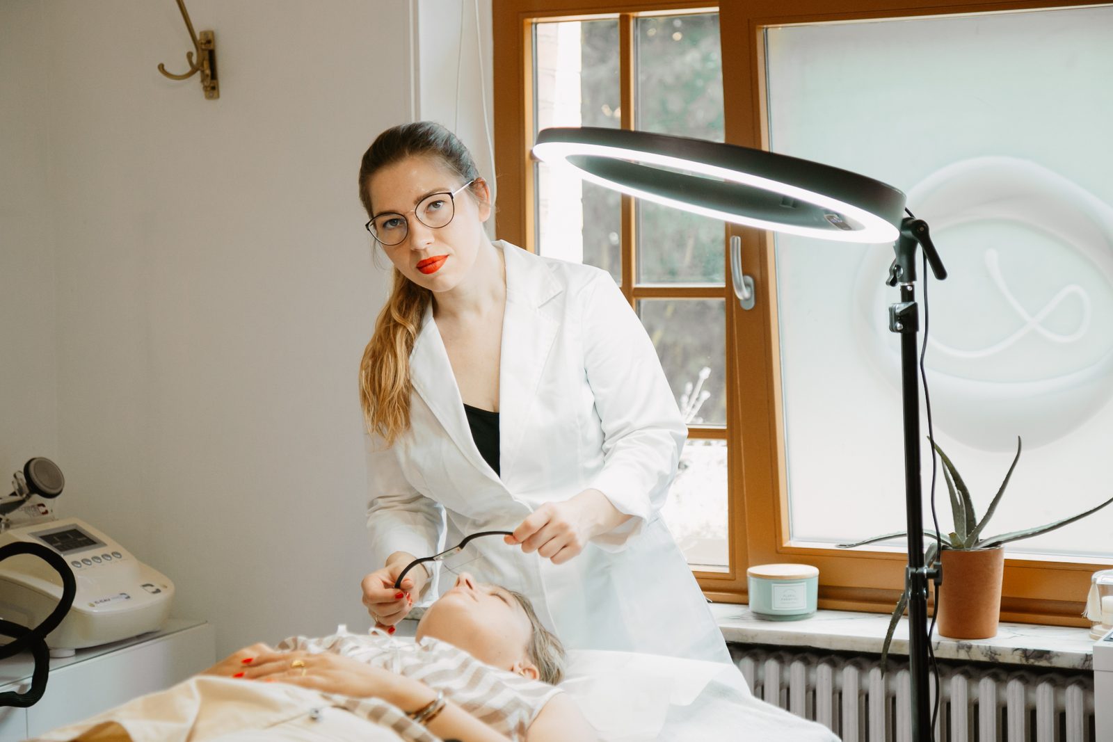 Anna Cherkasova en cabina de microblading y lash lifting, León