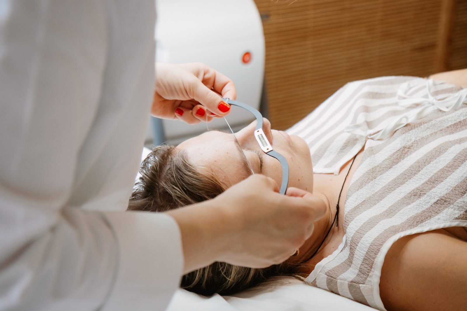 Medición y simetría de las cejas antes del microblading en León